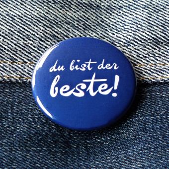 Ansteckbutton du bist der beste auf Jeans